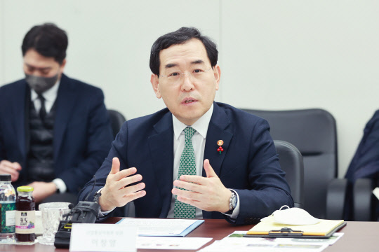 이창양 산업통상자원부 장관이 지난 3일 충북 청주 소재 LG화학 생명과학사업본부 오송공장을 방문해 관계자들과 바이오산업의 경쟁력을 강화하기 위한 방안을 논의하고 있다. <산업부 제공>